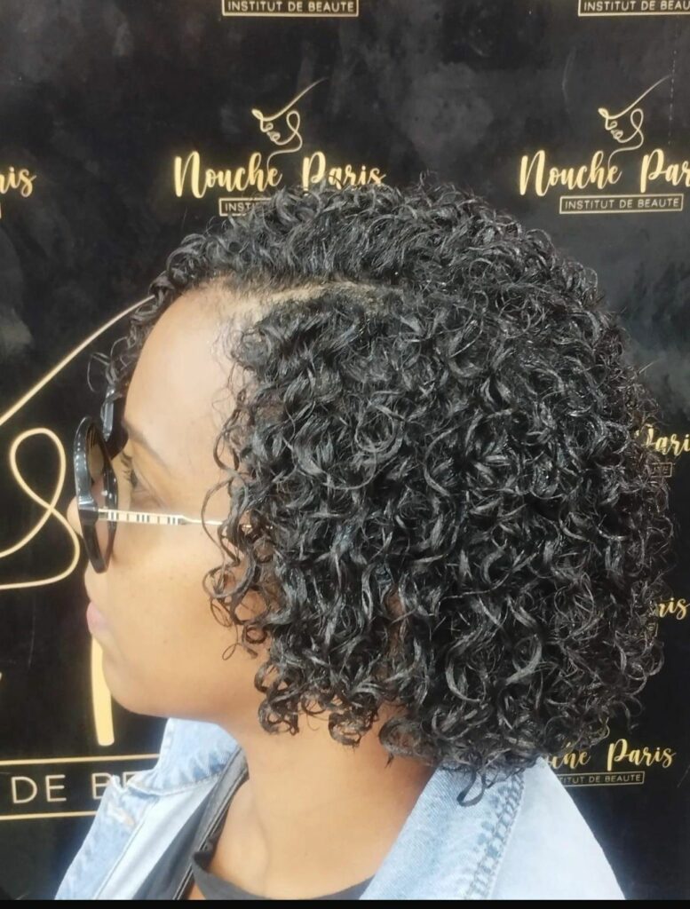 curly afro pour créer des boucles bien définies et durables, adaptées à votre style et à la nature de vos cheveux.
Cette prestation apporte volume, mouvement et élégance, pour un résultat naturel et harmonieux, avec des conseils d’entretien pour préserver la beauté et la santé du cheveu.